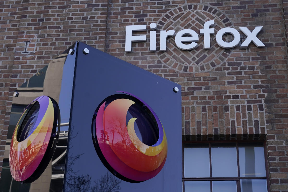 Firefox starts letting you use AI chatbots in the sidebar